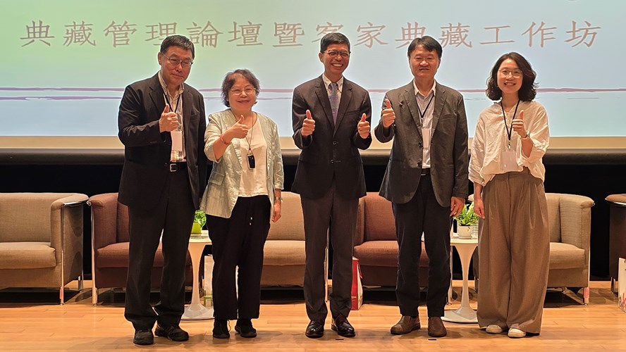 客發中心何金樑主任 左三 致贈禮物予臺史博張隆志館長 左一 科工館李秀鳳館長 左二 南藝大博古所顏上晴所長 右二 史前館田詩涵組長 右一 後合照