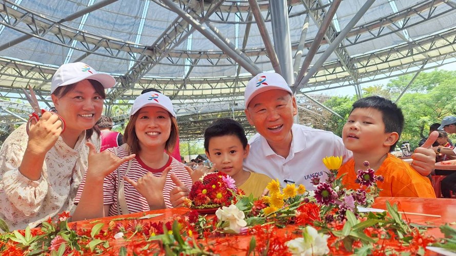 共下來野餐體驗組進行盤花體驗
