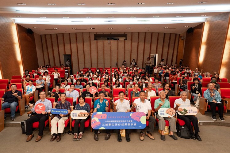 客委會客家文化發展中心發表3D數位典藏成果，與會貴賓合影(左起王啟鋒董事長、徐慧民副教授、謝氏宗祠代表曾若蘭、何金樑主任、宋貴龍主任秘書、賴文一鄉長、佳冬蕭家伙房代表蕭義雄、佳冬楊氏宗祠代表楊景謀)