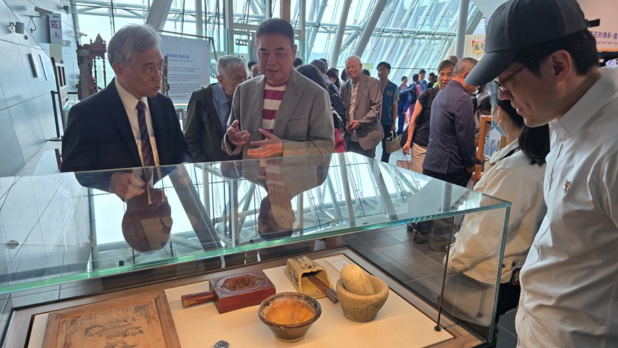 客家委員會范佐銘副主任委員向貴賓介紹展示文物。