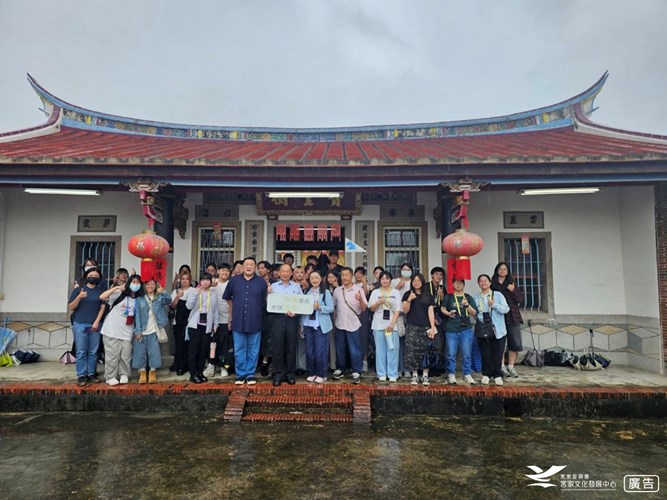 Field Survey—Group Photo At The Hsieh Clan Ancestral Shrine