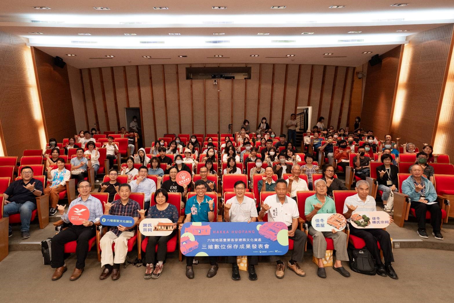 客委會客家文化發展中心發表3D數位典藏成果，與會貴賓合影(左起王啟鋒董事長、徐慧民副教授、謝氏宗祠代表曾若蘭、何金樑主任、宋貴龍主任秘書、賴文一鄉長、佳冬蕭家伙房代表蕭義雄、佳冬楊氏宗祠代表楊景謀)