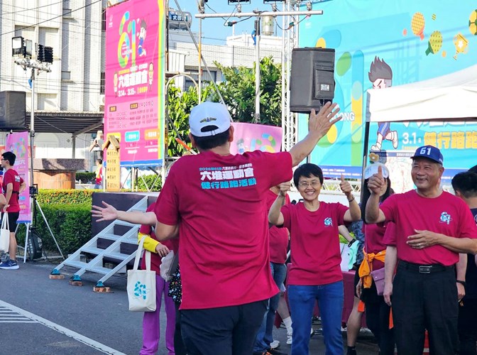 61屆六堆運動會2千跑者體驗佳冬人文歷史風貌，古秀妃主委及賴文一鄉長為跑者加油