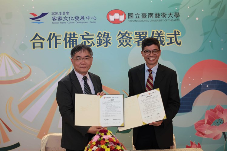 邱上嘉校長 左 、何金樑主任 右 攜手推動客家文化與博物館學合作新契